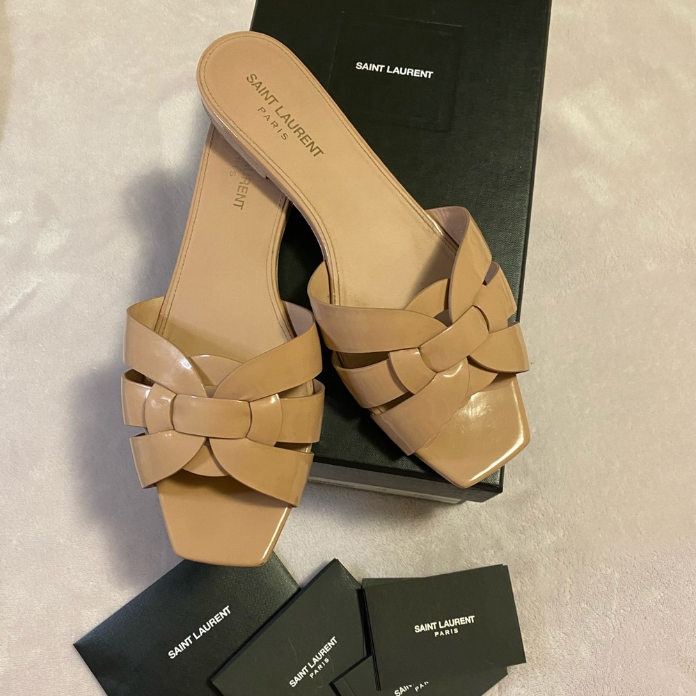 YSL  TRIBUTE FLAT SANDALS IN PATENT LEATHER